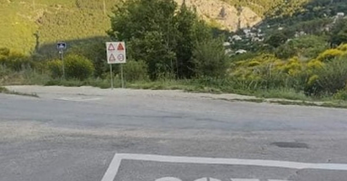 "Zaposlen rođo nekog pajde": Na cesti kod Solina stoji nevjerojatna greška