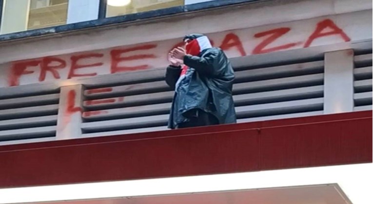 FOTO Muškarac na zgradi u Londonu napisao "Oslobodite Gazu", uhićen je 