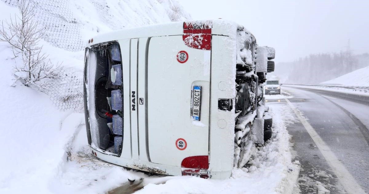 Teška prometna na A1, prevrnuo se autobus. Jedna osoba poginula, više ozlijeđenih