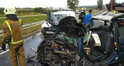 Teška nesreća kod Slatine, vozač auta poginuo u sudaru s kamionom. Auto zgnječen