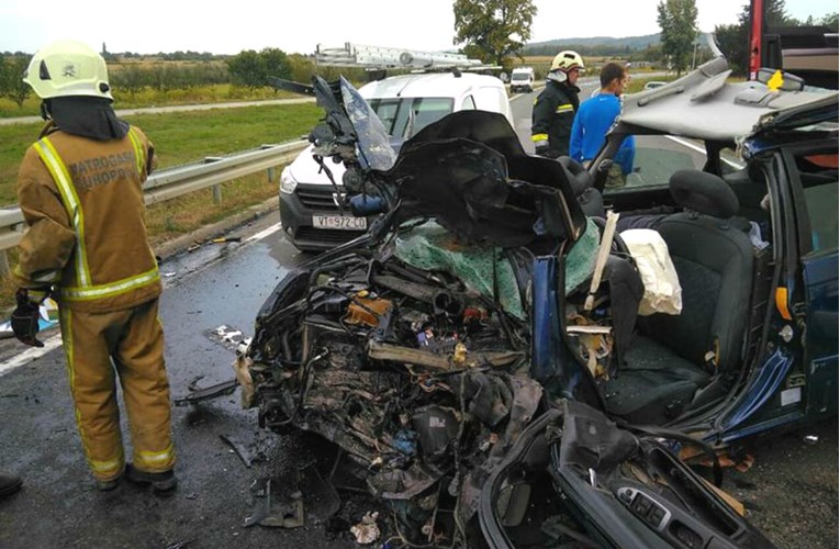 Teška nesreća kod Slatine, vozač auta poginuo u sudaru s kamionom. Auto zgnječen