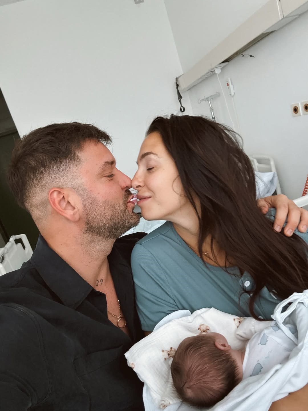 Sandi i Cindy dobili drugo dijete. Otkrili koje su mu ime dali
