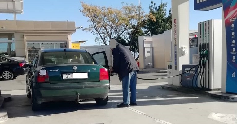 Fotka točenja goriva na benzinskoj u Dalmaciji nasmijala Fejs: Biseri Splita