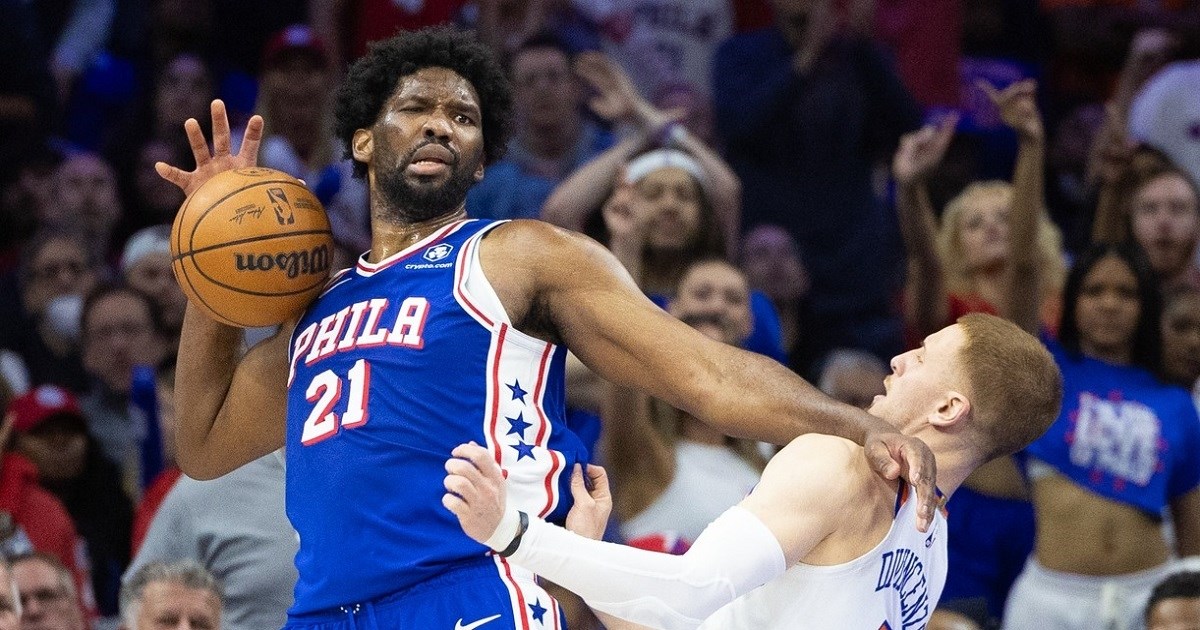 Embiid ubacio 50 i to zasjenio ovim potezom. Unio se suparniku u lice i prijetio mu