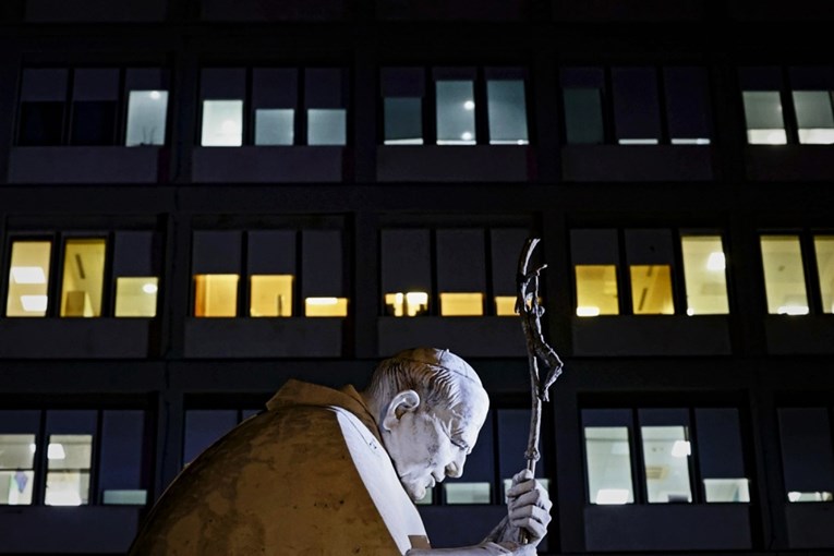 Vatikan: Papa je proveo mirnu noć. Jučer je spojen na mehanički ventilator