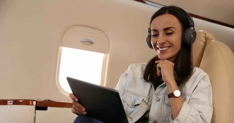 Stjuardesa otkrila zašto nikad ne biste trebali koristiti slušalice u avionu