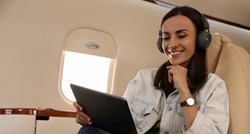 Stjuardesa otkrila zašto nikad ne biste trebali koristiti slušalice u avionu