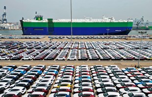 Gomila kineskih auta zakrčila je europske luke. Što se događa?