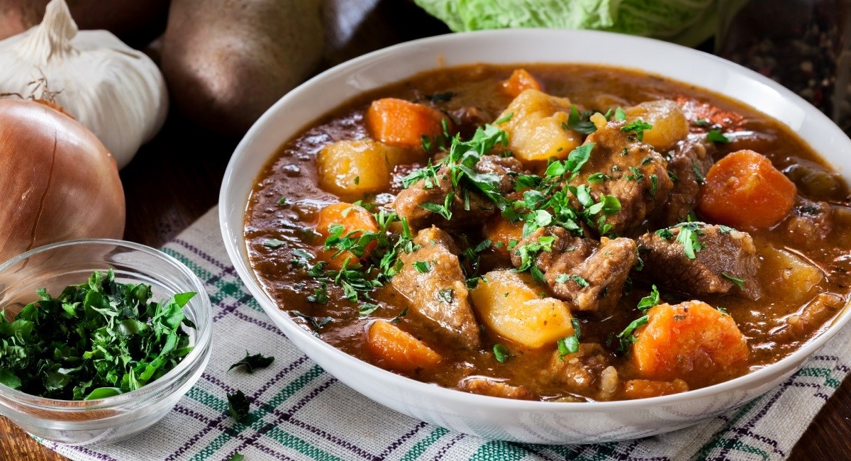 Gulaš je toplo jelo na žlicu koje spašava svaki kišni dan, imamo 5 top recepata