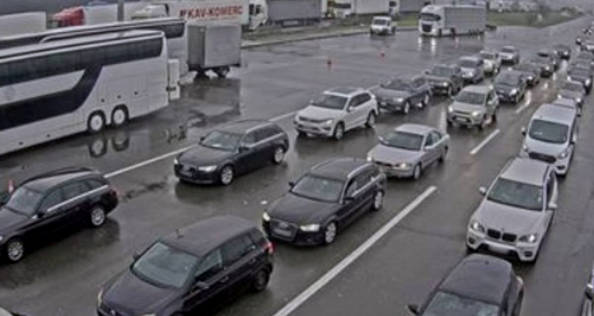 Velike gužve prema BiH i Srbiji, na Bajakovu se čeka satima