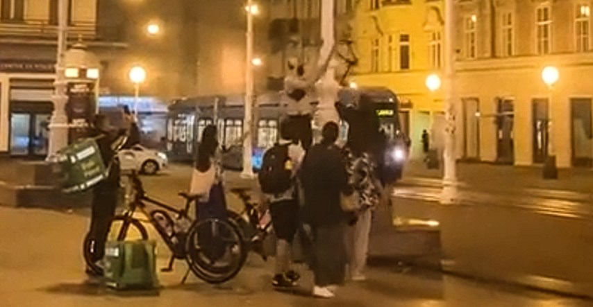 VIDEO Dostavljač palio LGBT zastavu u Zagrebu, drugi gurnuo curu koja se usprotivila