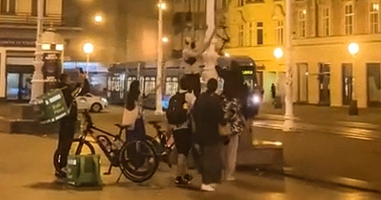 VIDEO Dostavljač pokušao zapaliti LGBT zastavu u Zagrebu, spriječila ga djevojka