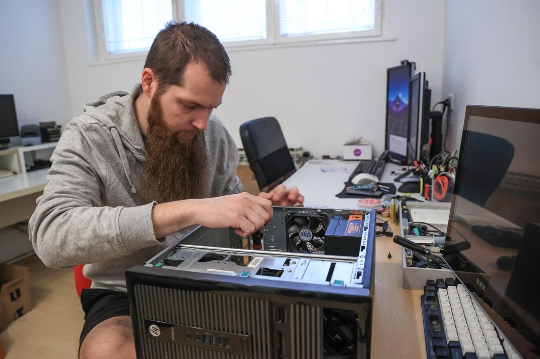 VIDEO Matija od starih dijelova sastavlja kompjutere i donira ih drugima