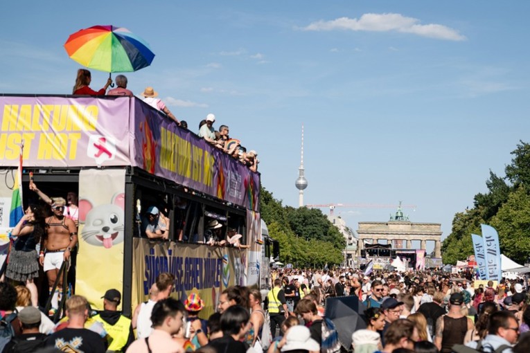 FOTO Ogromna povorka ponosa u Berlinu: "Nećemo se smiriti ni utihnuti"