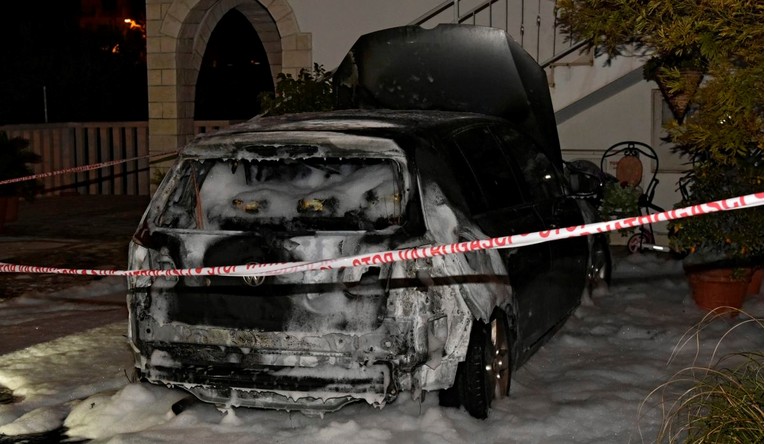 FOTO Na Čiovu zapaljen auto. Uhićen bivši dečko vlasnice Golfa