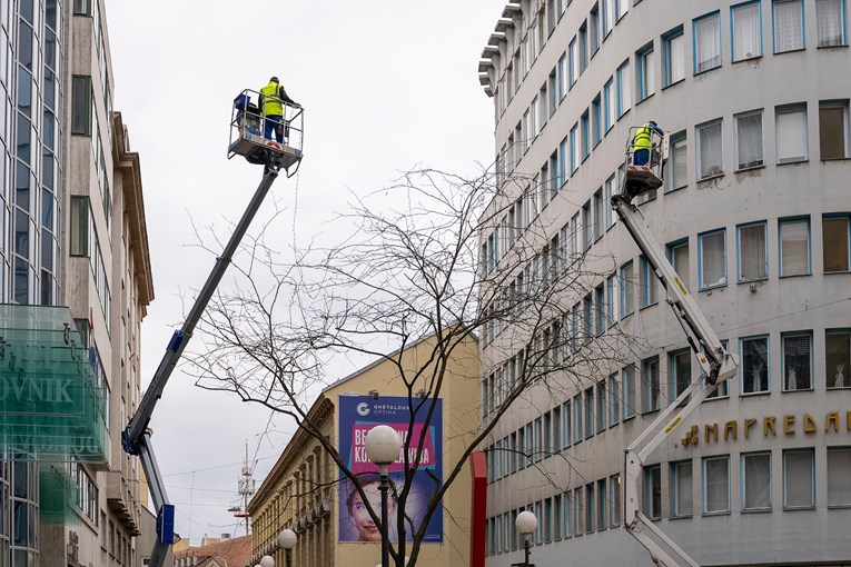 VIDEO U Gajevoj ulici u Zagrebu postavljaju se lampice za Advent