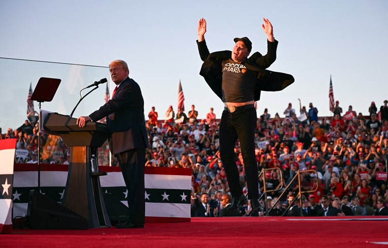 Muskovo skakutanje na Trumpovom skupu postalo novi viralni mem