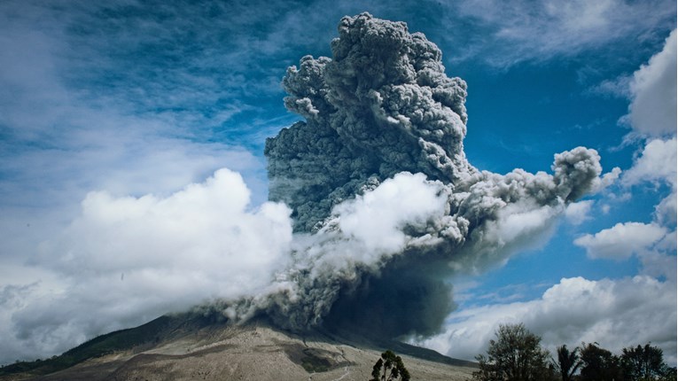 VIDEO U Indoneziji eruptirao vulkan. Tisuće evakuiranih, izdano narančasto upozorenje