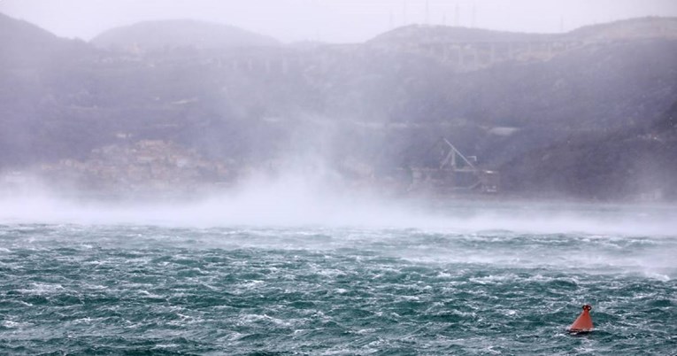 DHMZ: U Velebitskom kanalu će i sutra puhati vrlo jaka bura, mjestimice i olujna