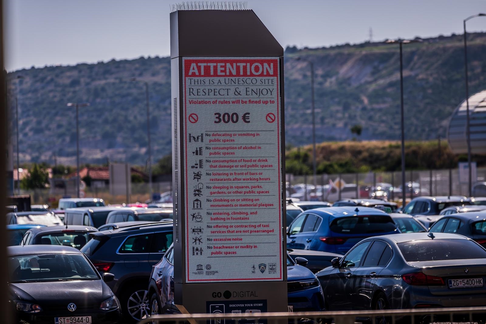 Pogledajte koja poruka dočeka turiste čim izađu sa splitskog aerodroma