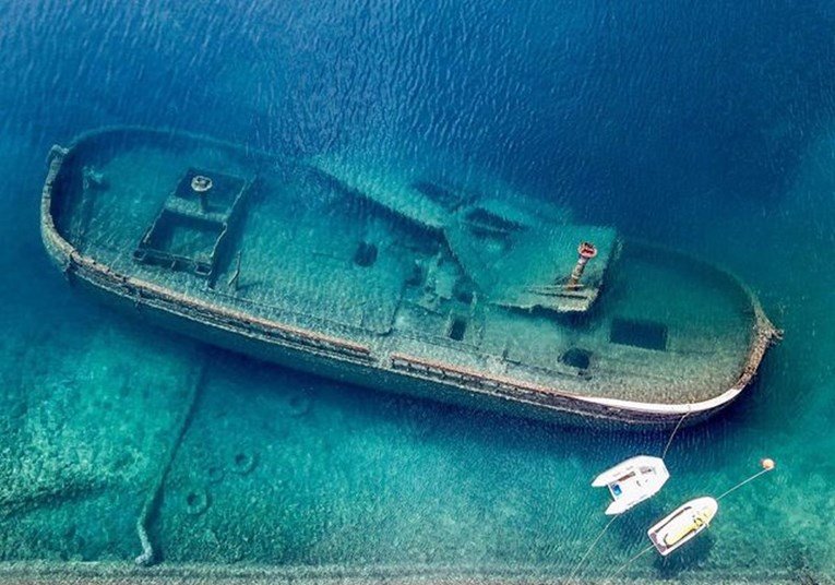 FOTO Potonuli brod razbio cijev, mjestu na Braču prijeti ekološka katastrofa