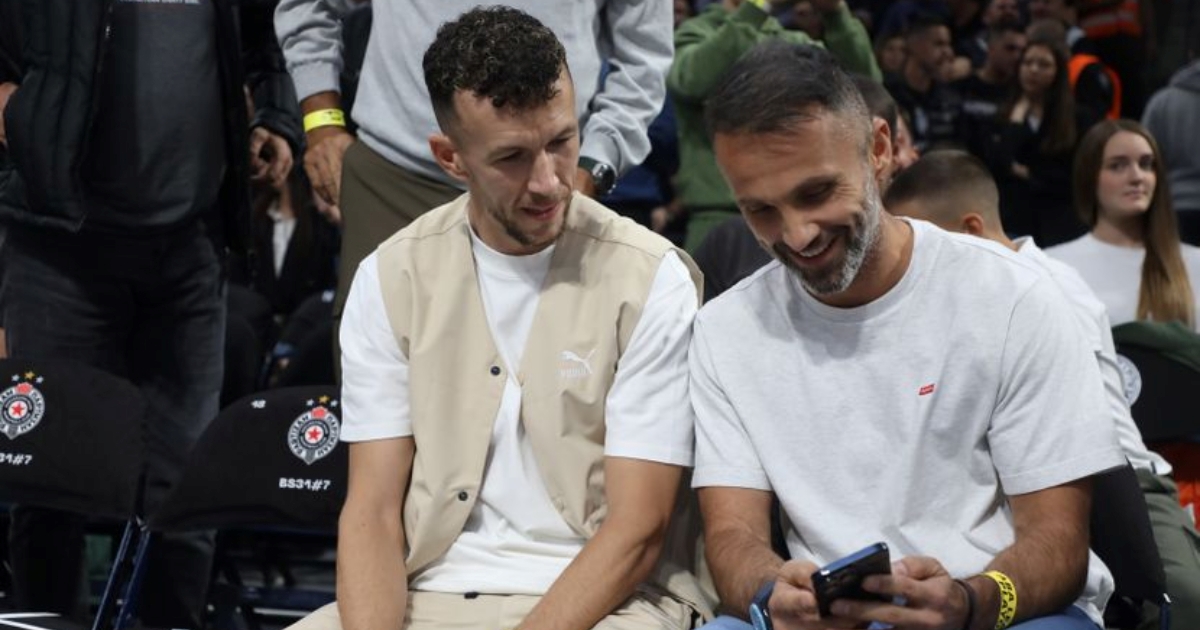 Perišić u Beogradu gledao derbi Partizana i Zvezde. Pored njega je i njemačka legenda