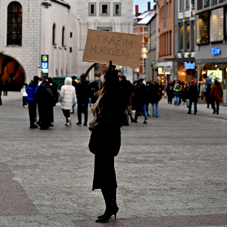 Hrvatica usred Münchena stajala s natpisom "Tražim mladoženju"