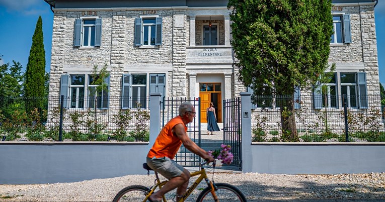 Ovu školu su izgradili fašisti u Istri, propadala je 30 godina. Evo kako sada izgleda