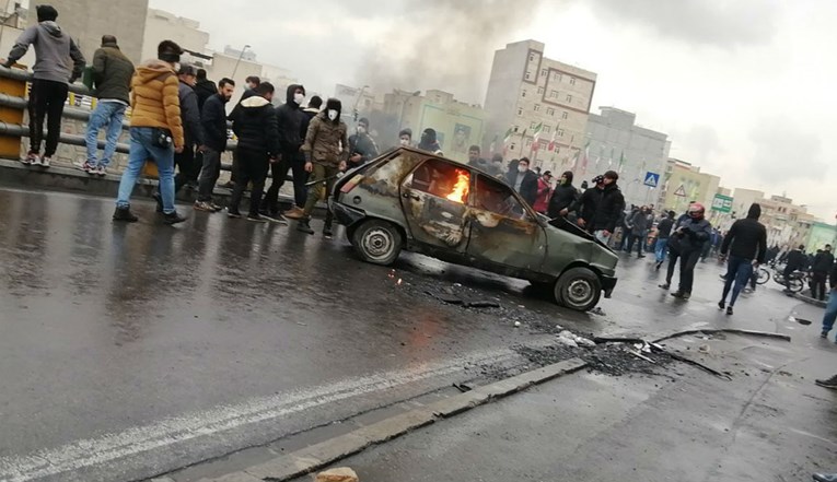 Iranski prosvjednici ubili trojicu policajaca kod Teherana