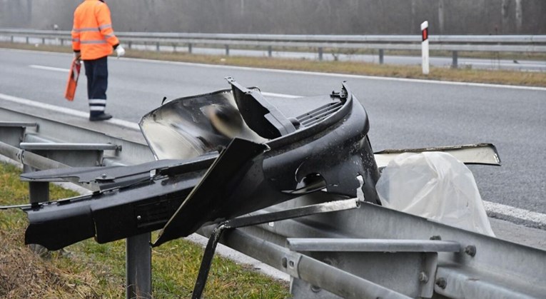 Nesreća na autocesti kod Zadra, pijanom vozaču poispadali auti sa šlepera