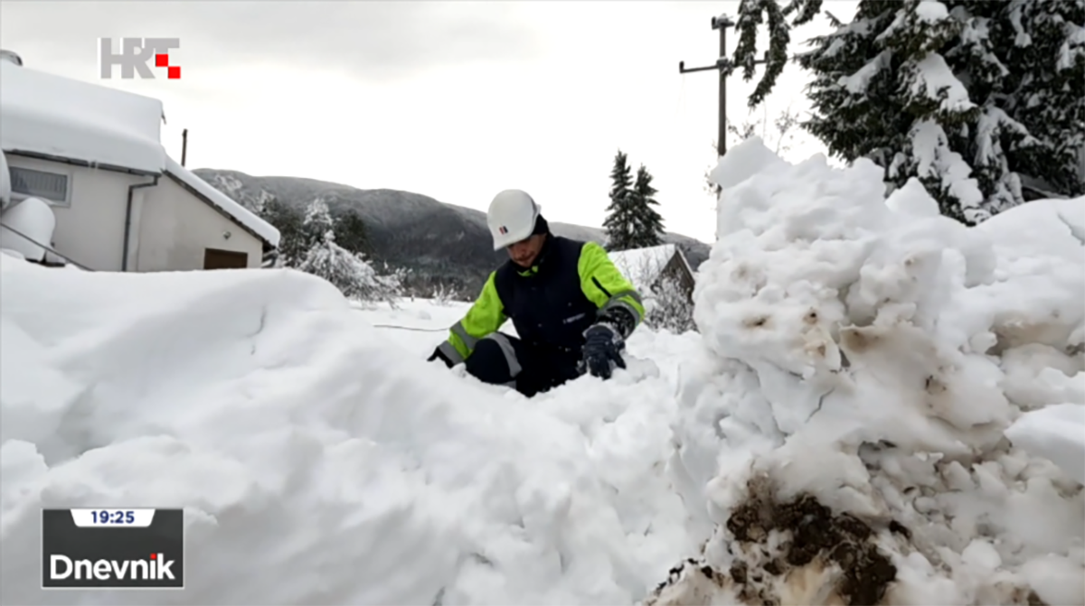 Negdje je i dva metra snijega, tisuće ljudi od jučer ujutro bez struje u Lici
