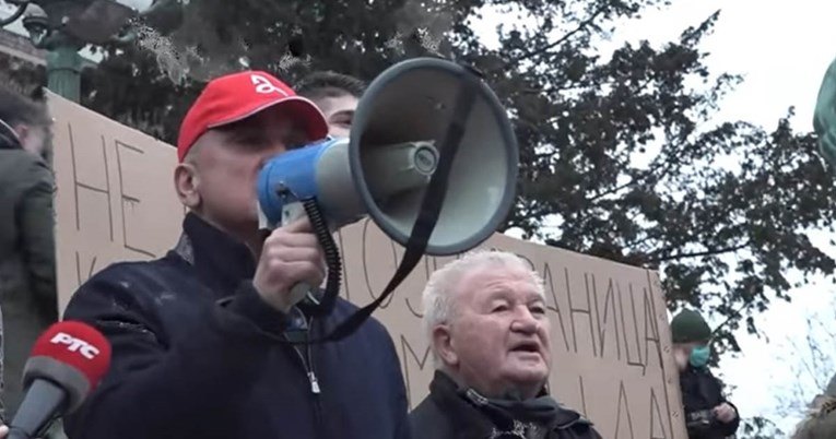 VIDEO Evo kakve je sve gluposti na prosvjedu izgovorio Đokovićev otac