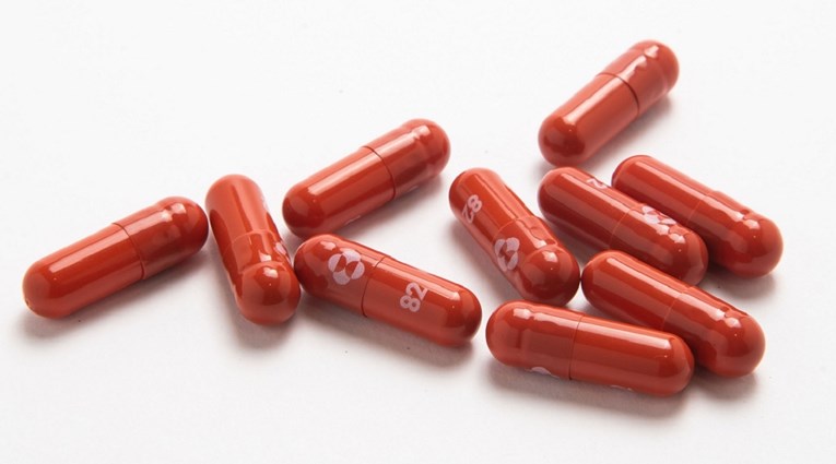 Britanija odobrila pilulu protiv covida. Zemlje se bore za nju, zalihe su ograničene