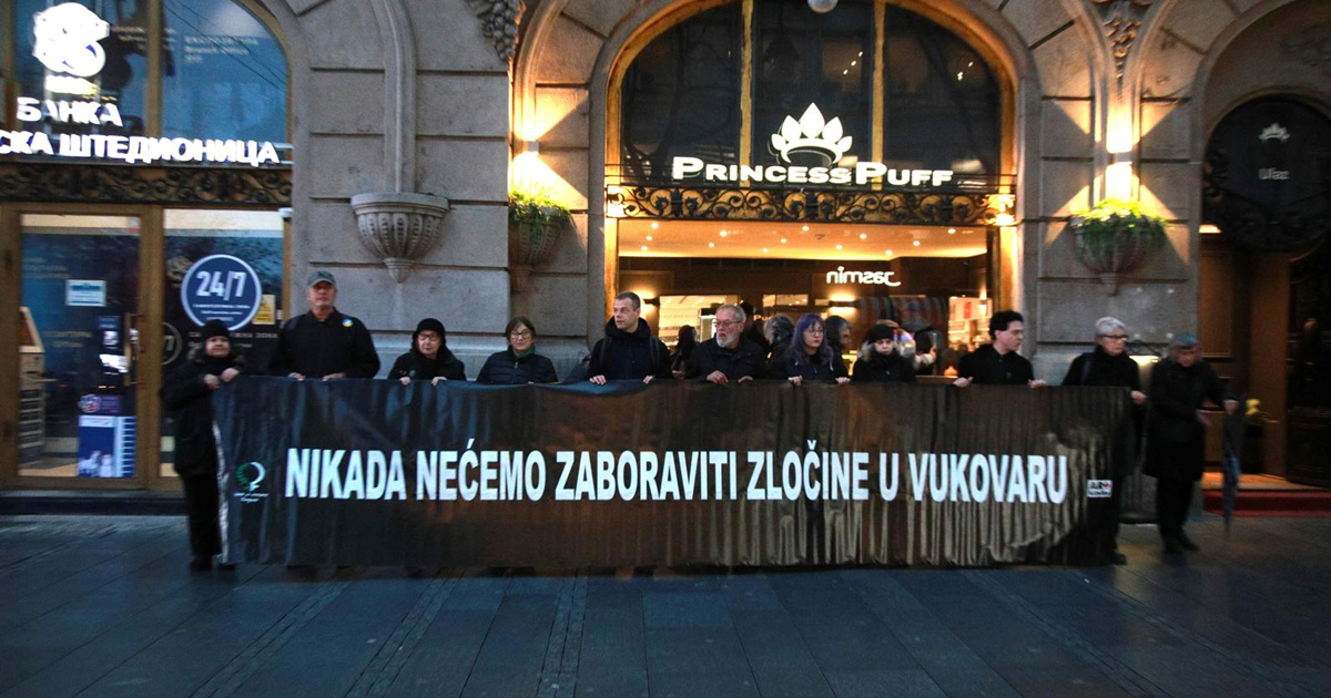 FOTO U Beogradu raširili transparent "Nikada nećemo zaboraviti zločine u Vukovaru"