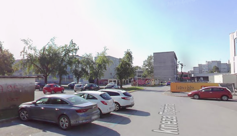 Pijana vozačica u Kutini zabijala se u parkirane aute. Dobila kaznu od 1970 eura