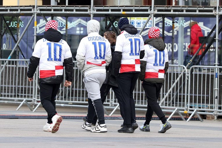 Na dan dočeka rukometaša u Zagrebu navijači prošetali Trgom u Modrićevim dresovima