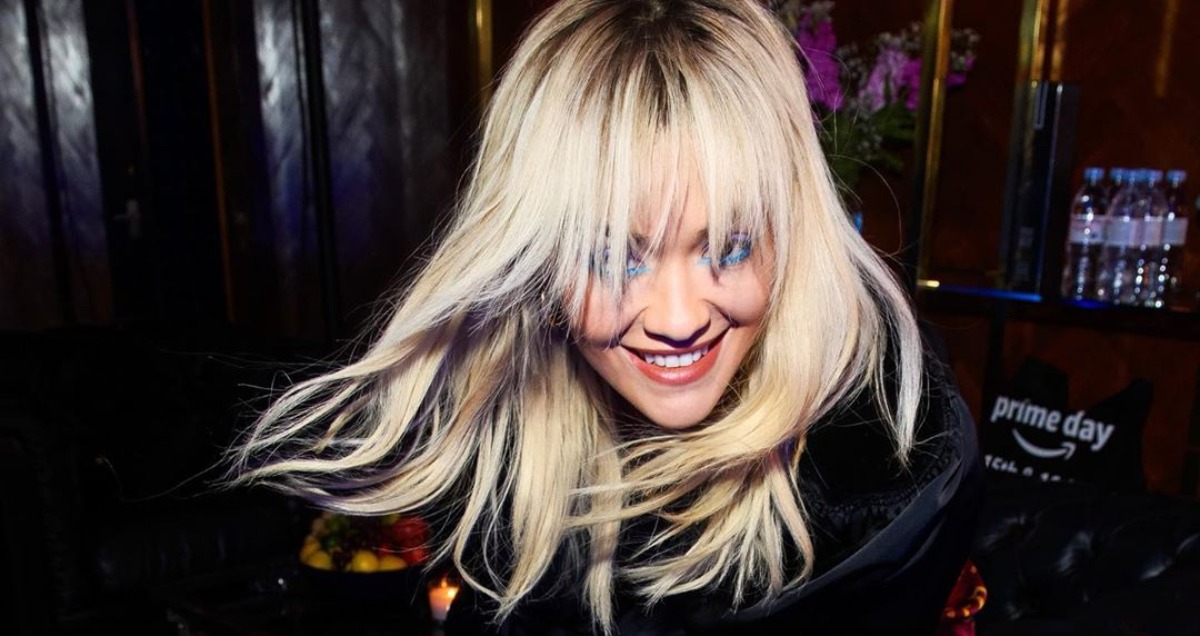 Rita Ora je mamac za poglede u neobičnoj suknji s pjesmom