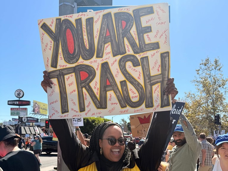 Glumica svakodnevno vrijeđa Trumpa na X-u: "Ti si smeće". Išla je i na prosvjed