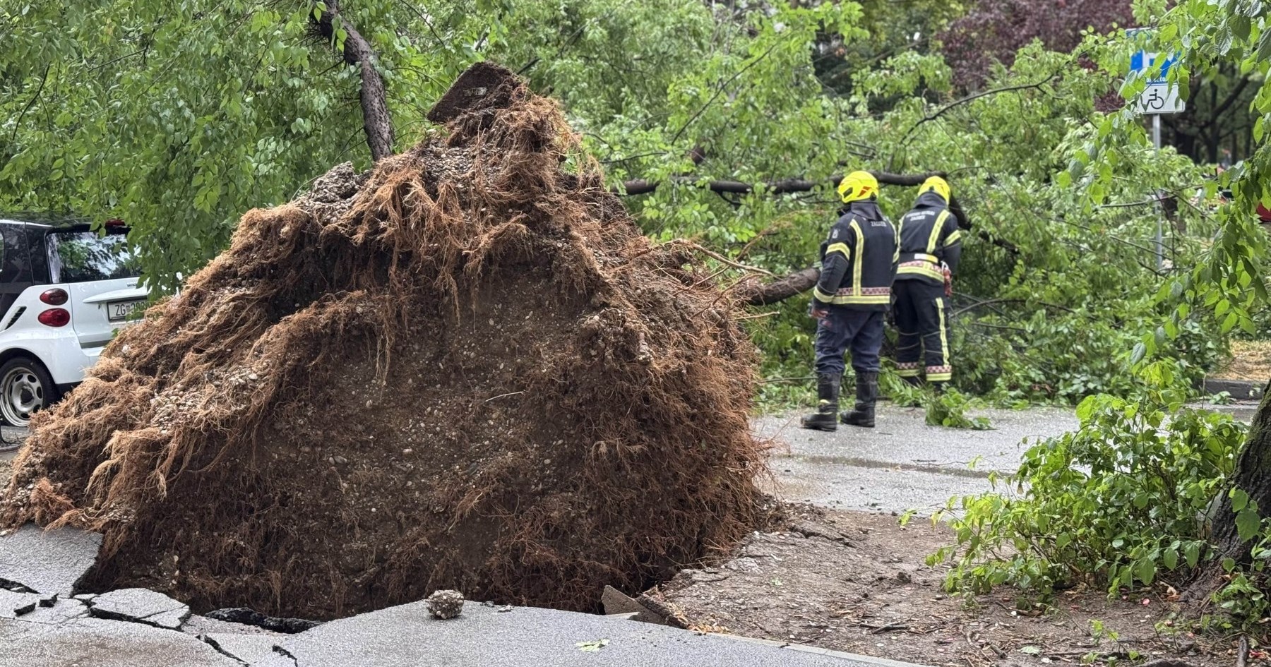 Srušeno drveće u Zagrebu, skela pala na aute u Osijeku. Prevrnuo se katamaran