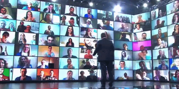 Vučić održao bizaran skup na Fejsu, okružio se ekranima s kojih su mu pljeskali