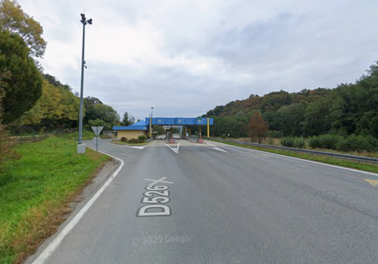 Vozio kombi u suprotnom smjeru, udario auto i naplatnu pa pobjegao. Ostao bez vozačke