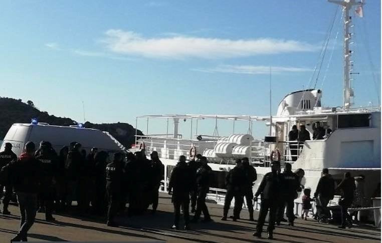 Torcida iz Vodica stigla brodom, policija spriječila veliku tučnjavu s Funcutima