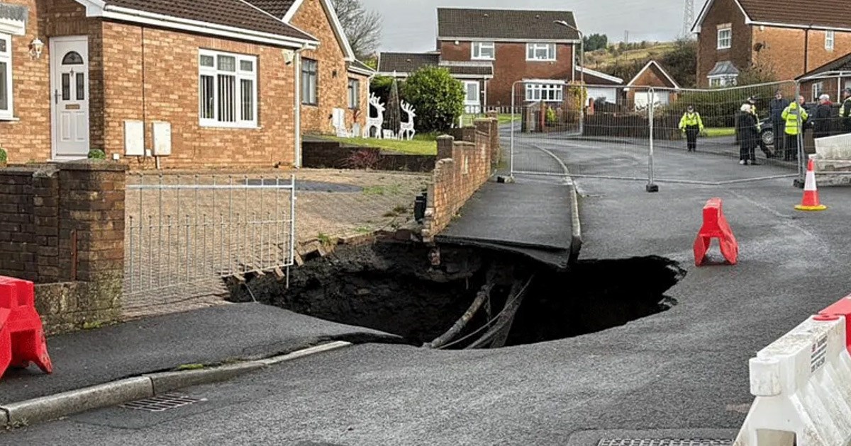Ogromna rupa otvorila se u ulici u Walesu, stanovnici evakuirani