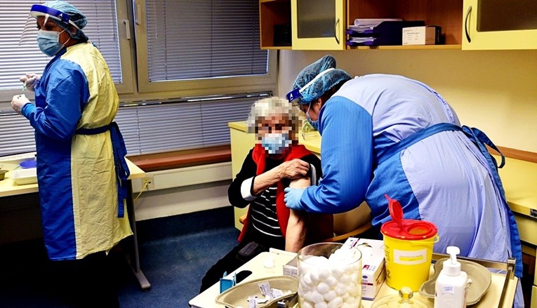 Pada broj novozaraženih u Sloveniji, u domu za starije pozitivno 30 cijepljenih