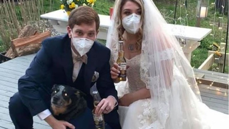 Psi "uskočili" kao djeveruše jer vlasnicima nitko nije mogao doći na vjenčanje