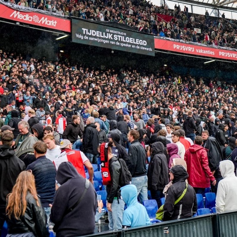 VIDEO Feyenoord razbio Wolfsburg. Utakmica prekinuta zbog hitne intervencije