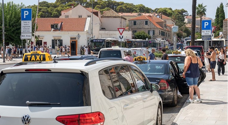 Dubrovački taksisti prekinuli vožnje za vrijeme pogreba poginule kolegice