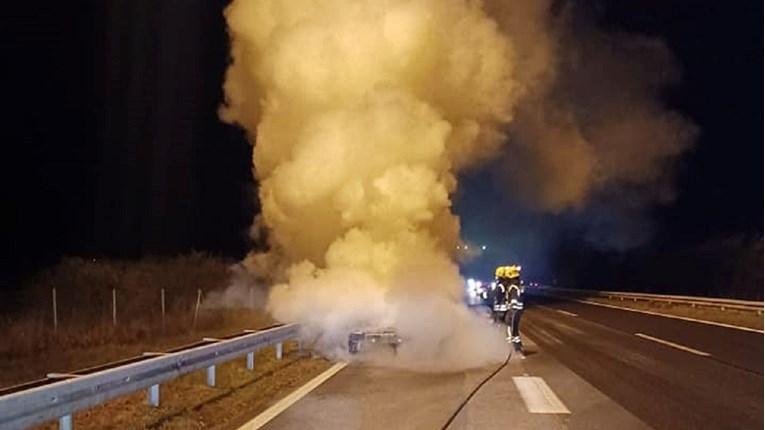 Na autocesti A4 se zapalio auto