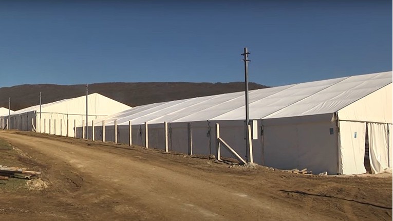 Počelo premještanje migranata u novi kamp pokraj Bihaća