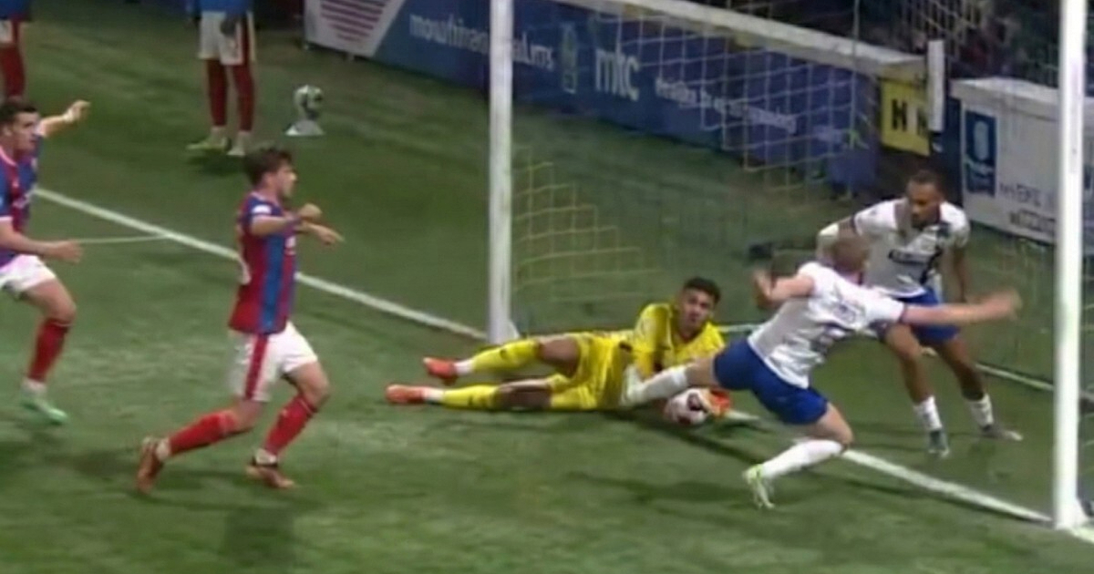 VIDEO Dva nevjerojatna promašaja s pola metra udaljenosti od gola u dvije sekunde